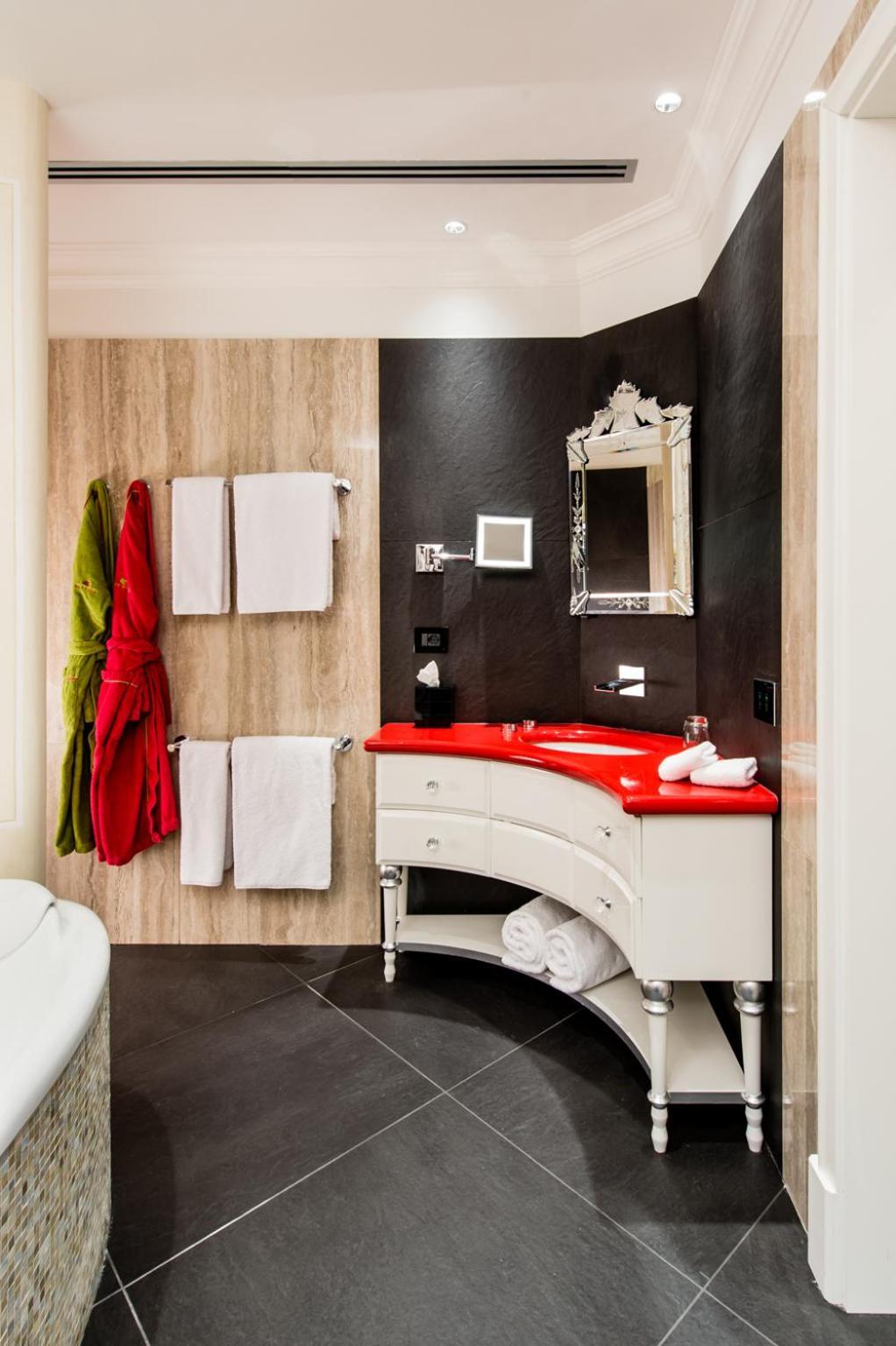 Suite mit Kingsize-Bett mit Whirlpool
